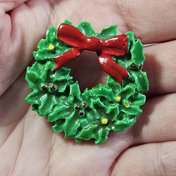 *Final Sale* Vintage Brooch Christmas Wreath Green with Red Bow Holiday Pin - Picture 1 of 9
